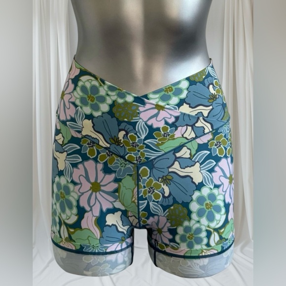 Free ✅Offline Hi Rise Floral Shorts - Picture 7 of 16